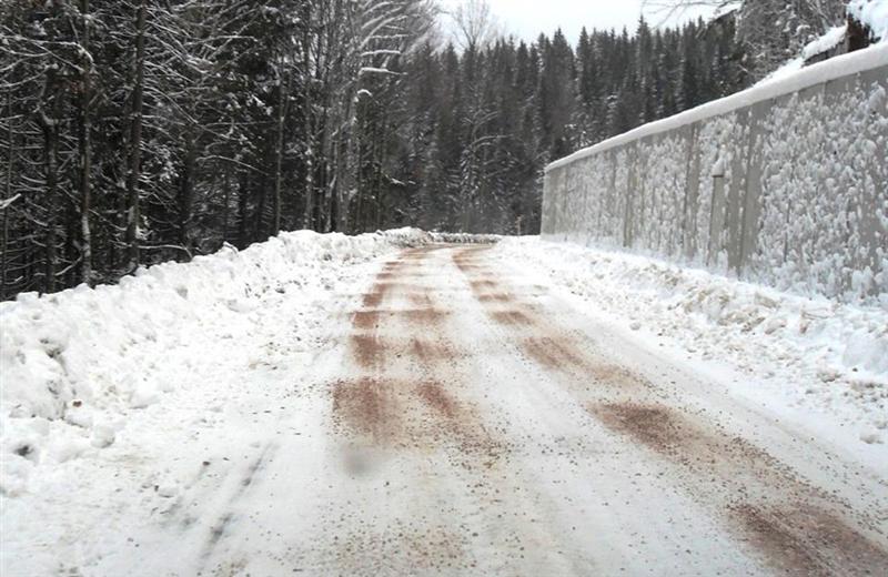 Nu sunt drumuri închise în Cluj, dar s-au împrăştiat peste 200 tone de material antiderapant