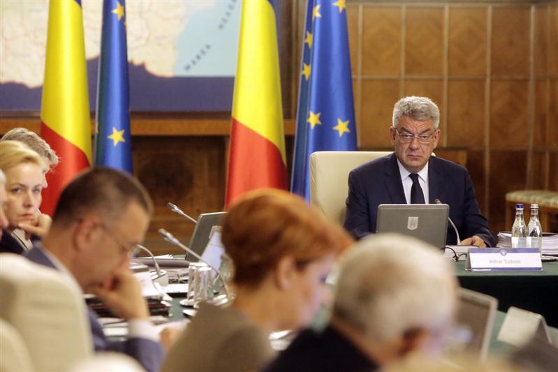 Guvernul blochează angajările, obligă autorităţile să reducă cheltuielile şi nu mai plăteşte orele suplimentare