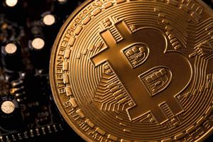 Bitcoin, un nou record: a trecut pragul de 15.000 de dolari