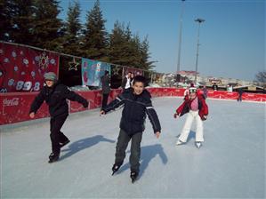 Patinoarul din Turda este funcțional. Vezi prețurile practicate