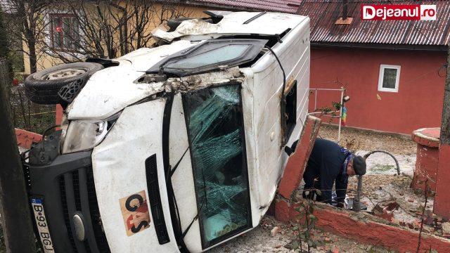 O maşină de valori s-a răsturnat în curtea unei case. Trei răniţi 