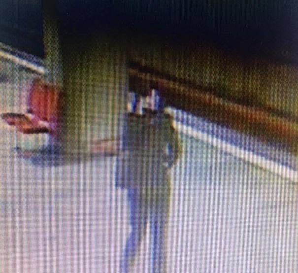 CRIMA de la metrou. Victima ar fi vrut să se ridice, agresoarea a lovit-o cu piciorul