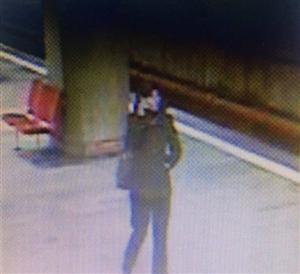 CRIMA de la metrou. Victima ar fi vrut să se ridice, agresoarea a lovit-o cu piciorul