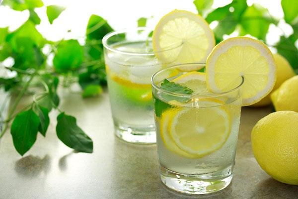 Ce trebuie să bei înainte de culcare pentru a scăpa de toxine şi de grăsime