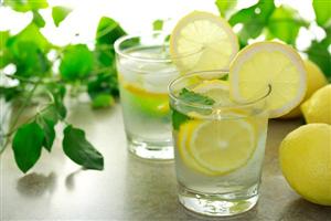 Ce trebuie să bei înainte de culcare pentru a scăpa de toxine şi de grăsime