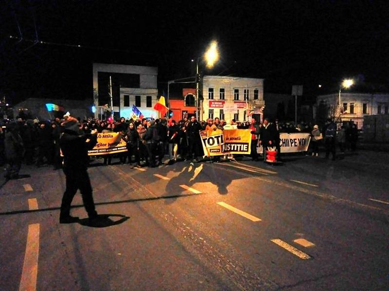 Clujenii petrec Crăciunul în stradă. Cu luminiţe şi steaguri