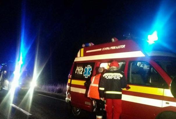 Un mort și doi răniți într-o mașină răsturnată în Apuseni. Șoferul a fugit