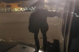 Ce a făcut un pasager, supărat că a aşteptat prea mult avionul - VIDEO