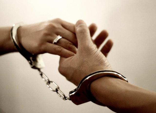 S-a căsătorit cu o clujeancă de convenienţă. Poliţiştii îl obligă să părăsească ţara