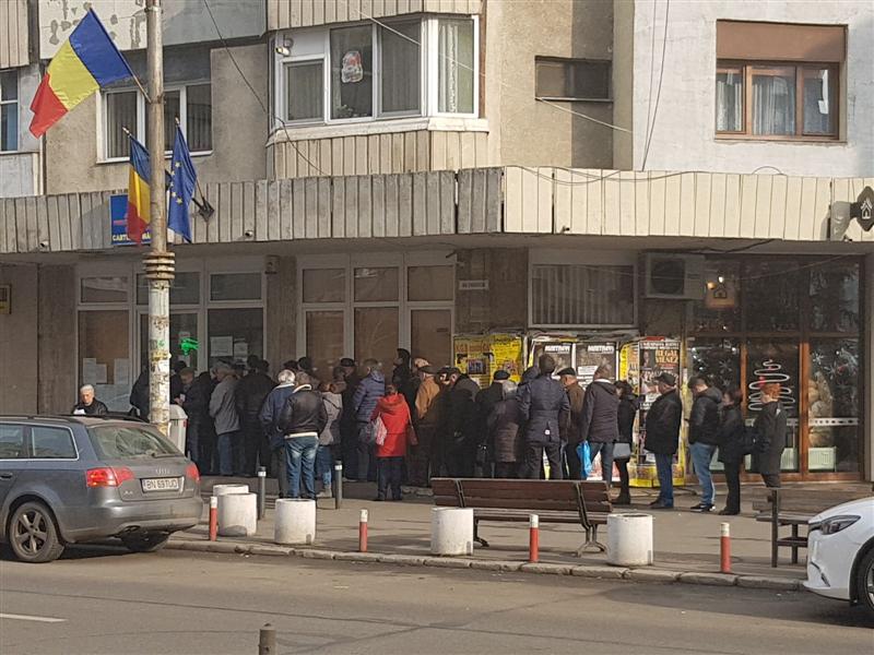 ONLINE DEGEABA. Clujenii s-au înghesuit la cozi cât se poate de offline