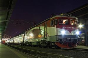 Mașină făcută zob de tren în Cluj. Şoferul a scăpat cu viaţă