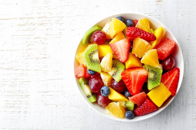 Salata de fructe, sănătate curată într-un bol! VEZI ce vitamine conţine şi cum e indicat să le consumi