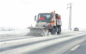 Acțiune de deszăpezire CNAIR: 715 utilaje şi peste 6.000 de tone de material antiderapant
