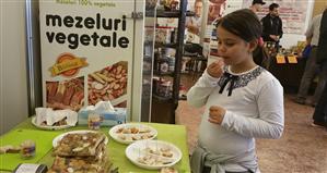 Artă din soia la Fabrica de Pensule. Doi clujeni fac mezeluri fără carne și le exportă în Europa
