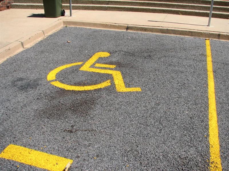  4.800 de lei amendă pentru şoferii care au parcat pe locurile persoanelor cu handicap 