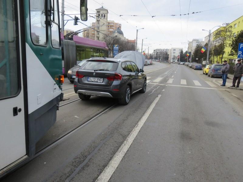 S-a defectat pe linia de tramvai. Circulaţia, blocată aproape o oră FOTO