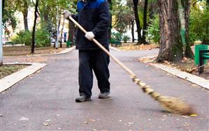 Asistaţii sociali, obligaţi să cureţe parcurile şi pieţele din Cluj