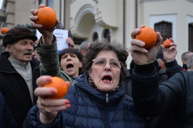 Protest cu portocale, în faţa Palatului Cotroceni. Participanţii s-au îmbrâncit cu membri ai mişcării #Rezist 