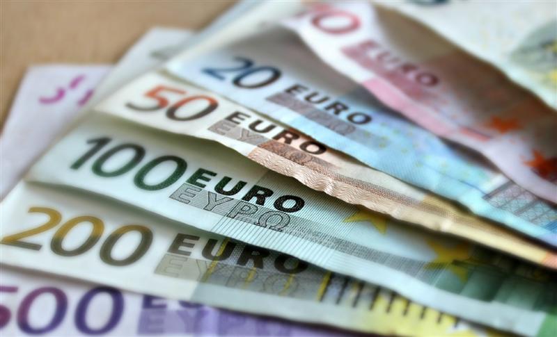 Economia a crescut în 2017, nu şi încrederea românilor. PSD va da vina pe Isărescu pentru creşterea inflaţiei, dobânzilor, cursului 