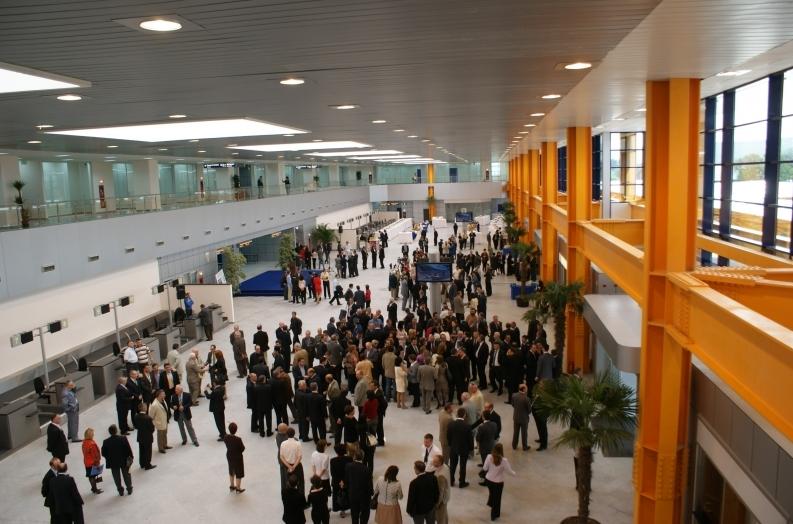 Investiţii la aeroportul Cluj: două noi porţi de îmbarcare şi un nou terminal