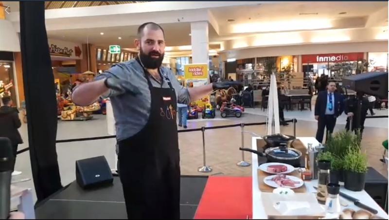 Adrian Hădean, de la Master Chef, a făcut un show culinar live la Cluj VIDEO