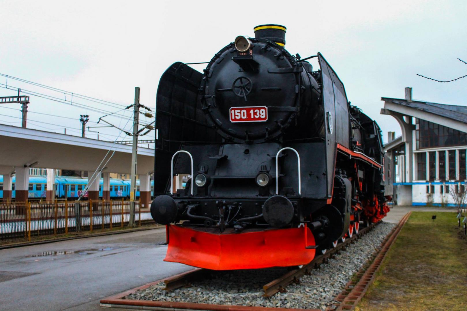 Cum arăta Clujul pe vremea locomotivelor cu abur? Un exemplar poate fi admirat pe platoul gării