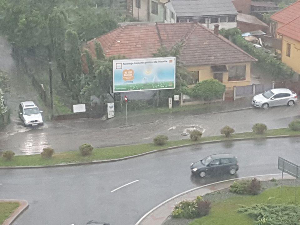 Clujul inundat. Bălţi imense în Zorilor, Mănăştur şi pe variante ce leagă cele două cartiere