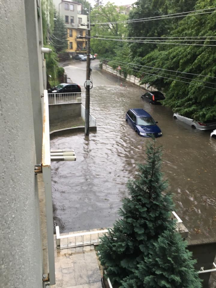 Clujul inundat. Bălţi imense în Zorilor, Mănăştur şi pe variante ce leagă cele două cartiere