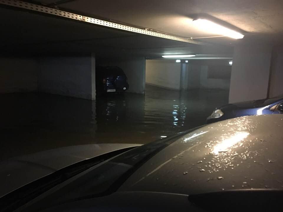 Ploaia a făcut ravagii la Cluj. Parkingul de la Primărie, inundat