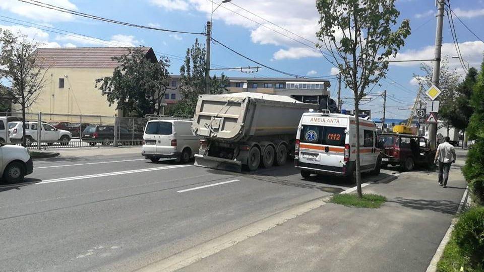 Ambuteiaj în zona aeroportului spre centru: un ARO a intrat într-un stâlp