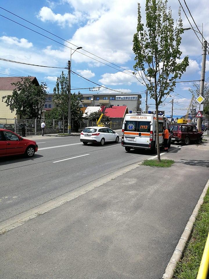 Ambuteiaj în zona aeroportului spre centru: un ARO a intrat într-un stâlp