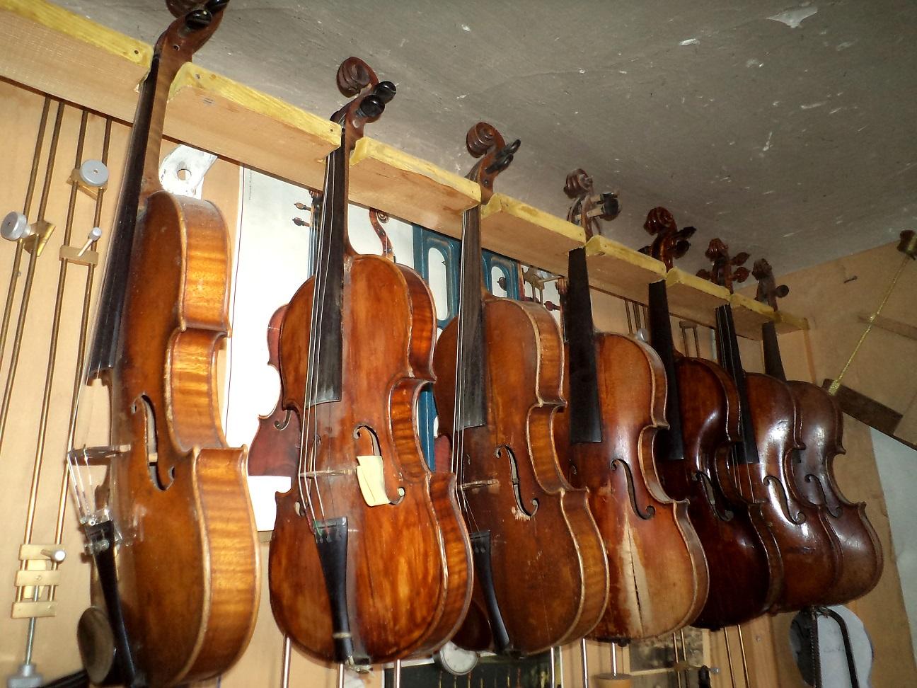 Meşterul clujean care făureşte instrumente muzicale precum străbunii noştri. Lutierul foloseşte doar lemn din munţii Carpaţi