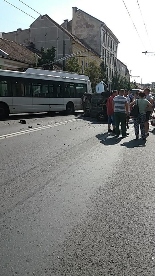 Maşină răsturnată în centrul Clujului