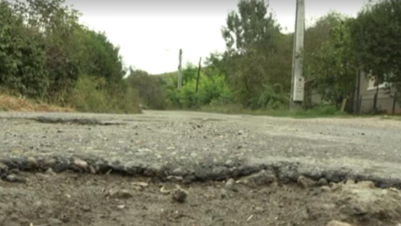 Drum dezastruos, în județul Cluj. ”Am vrut să plantez un pom, poate vede cineva cum se circulă la noi”