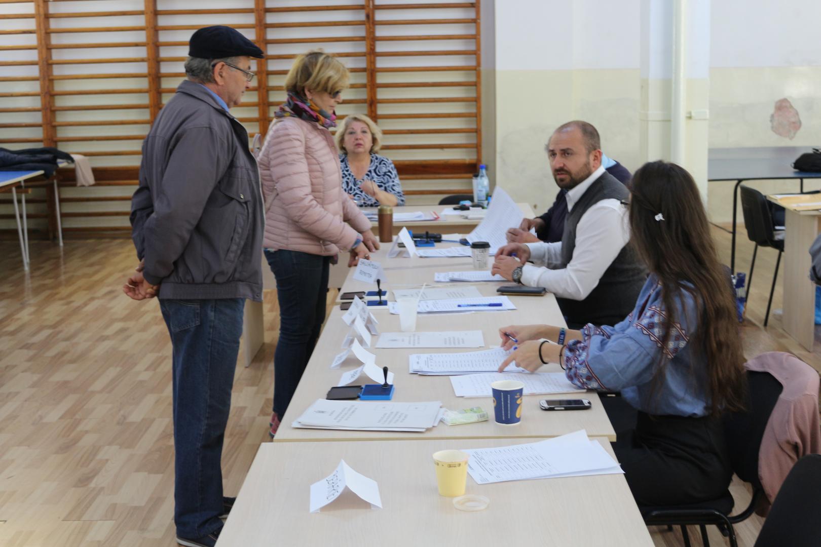 REFERENDUM. Prin secțiile de vot de la Cluj bate vântul. Alegătorii prezenți la urne invocă motive religioase