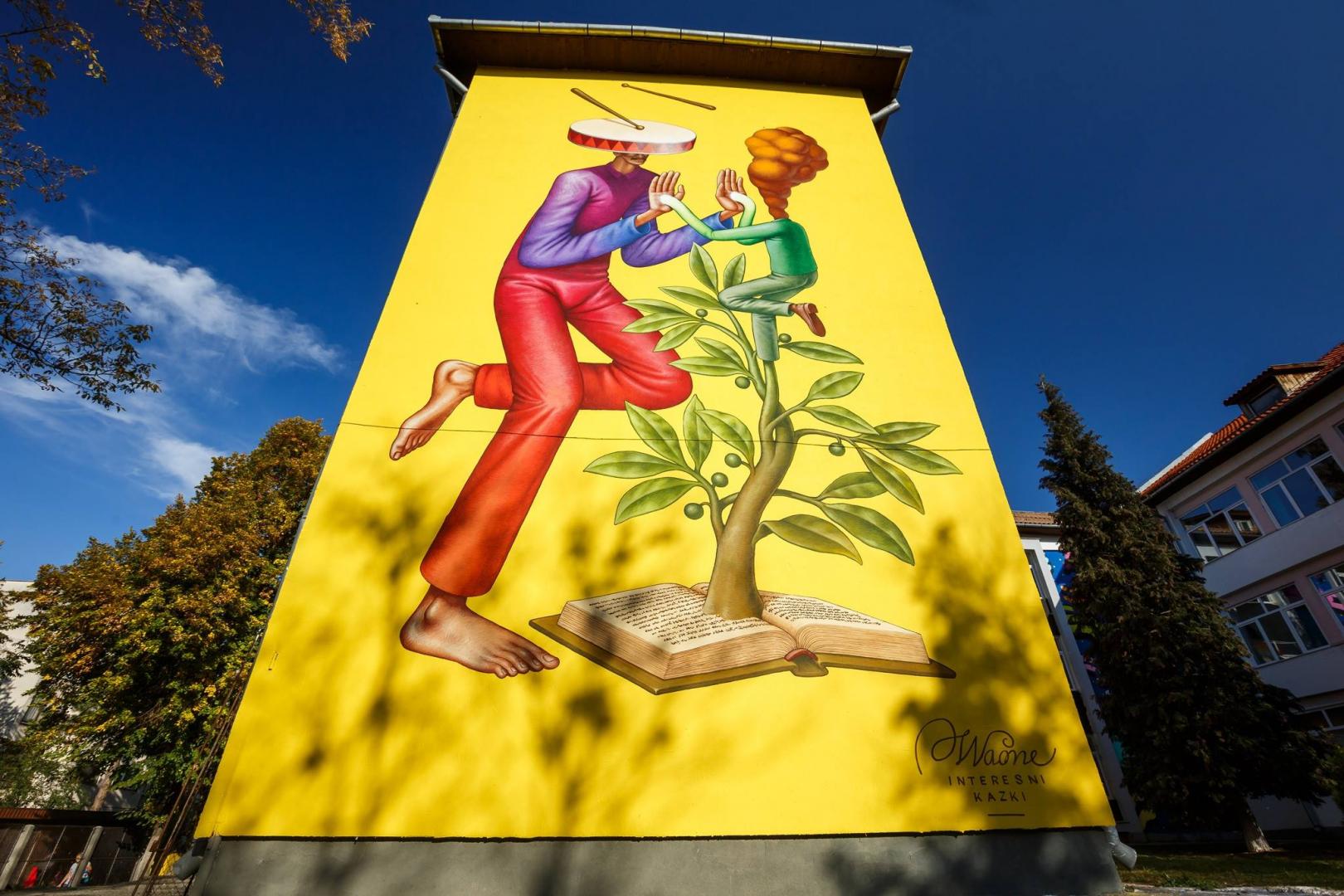 Artiştii stradali clujeni dau o nouă înfăţişare Şcolii 