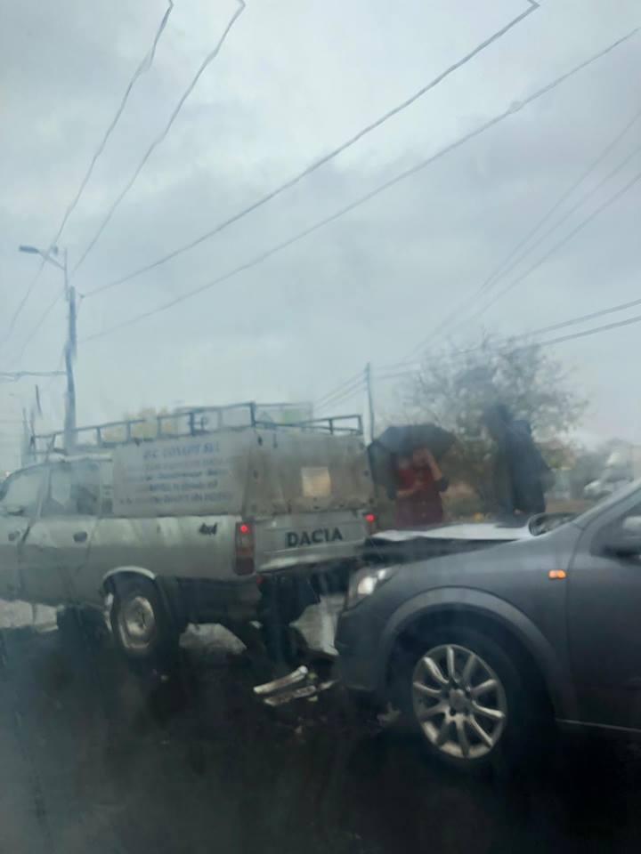 A plouat la Cluj, accidentele s-au ţinut lanţ. Patru răniţi, două maşini în şanţ