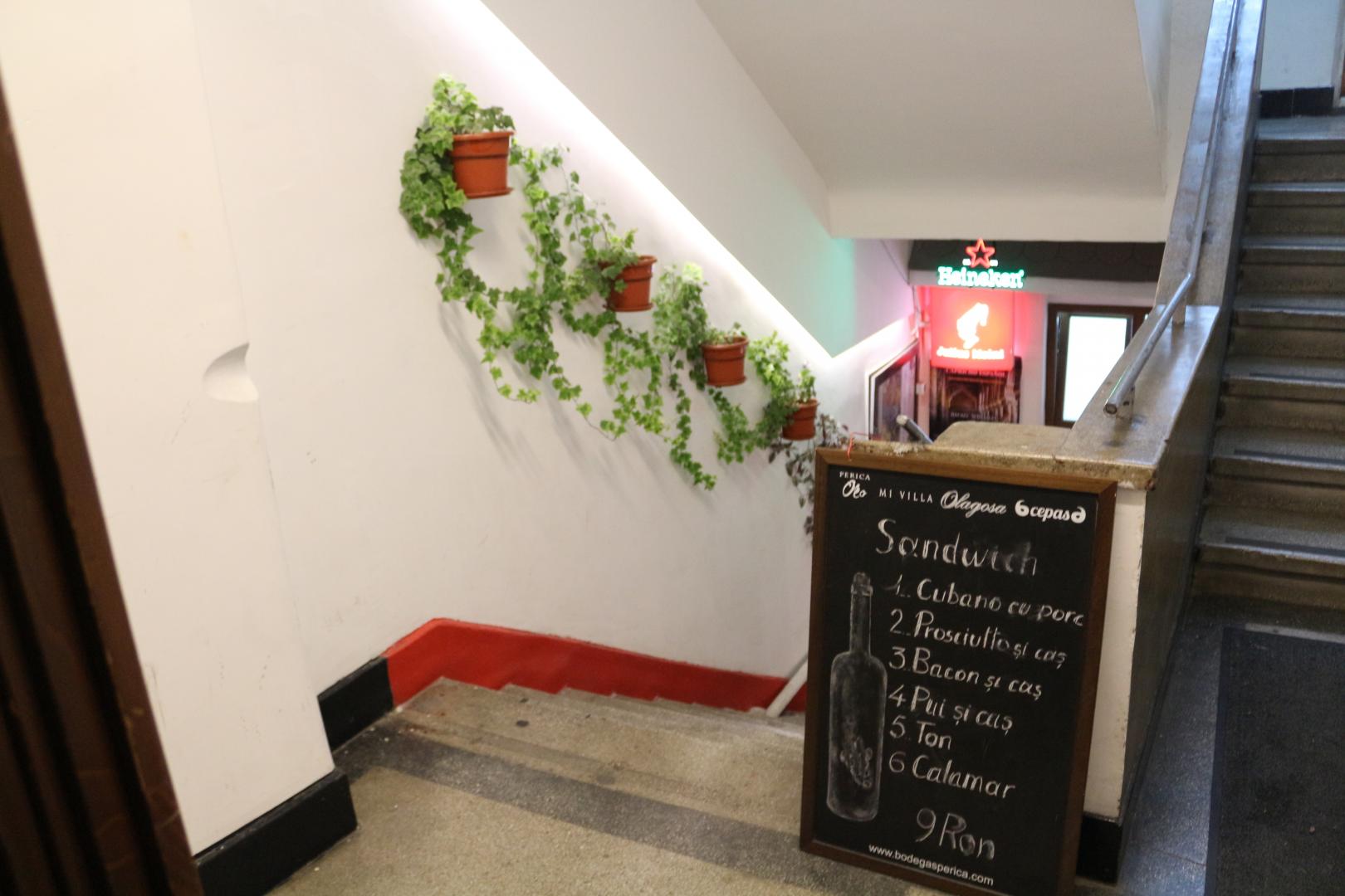 Intrarea în restaurant se face pe la intrarea actorilor