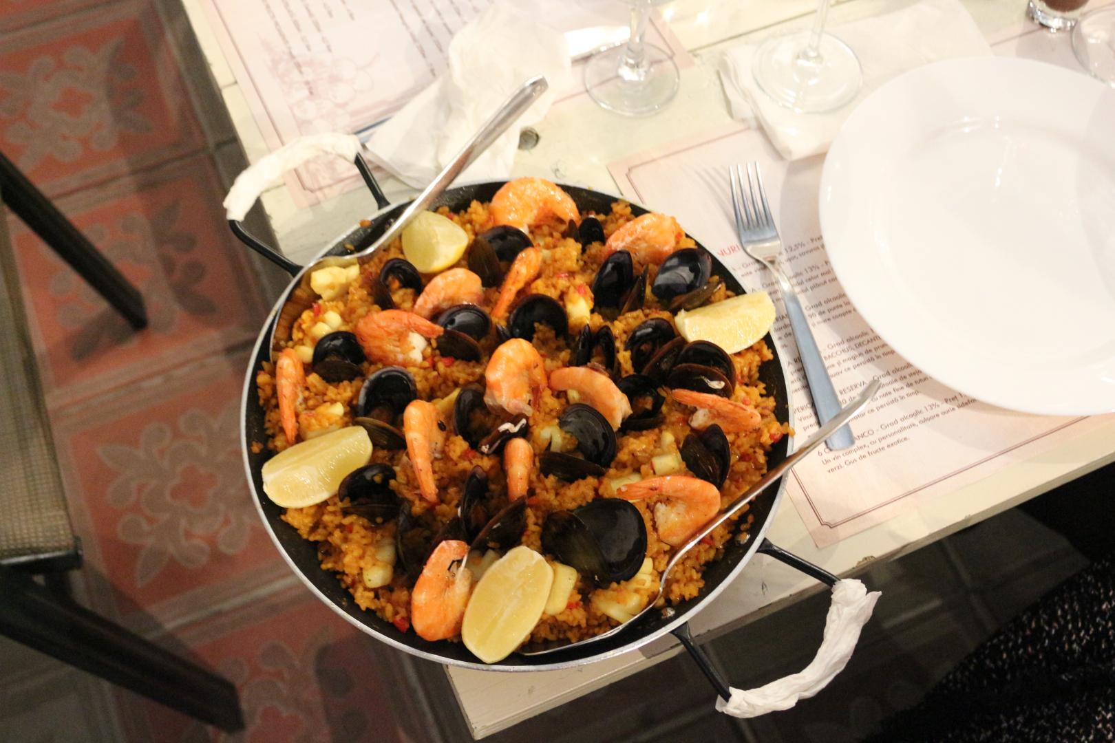 Paella cu fructe de mare