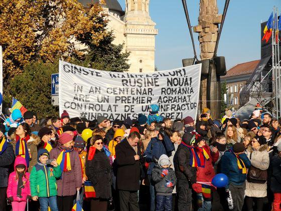 CENTENAR. 1 Decembrie cu proteste la Cluj. Mai multe persoane au întors spatele Jandarmeriei