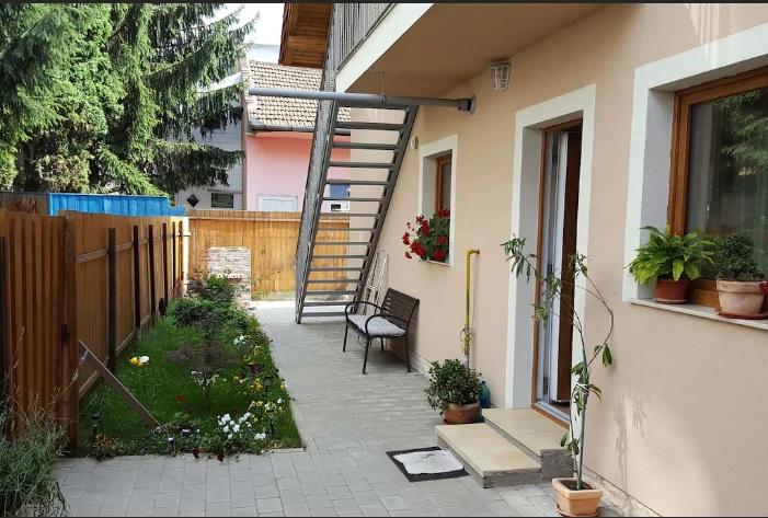 Cazarea la Untold  2019. O vilă: 1.000 dolari/ noapte, un apartament cu câini: 11 euro