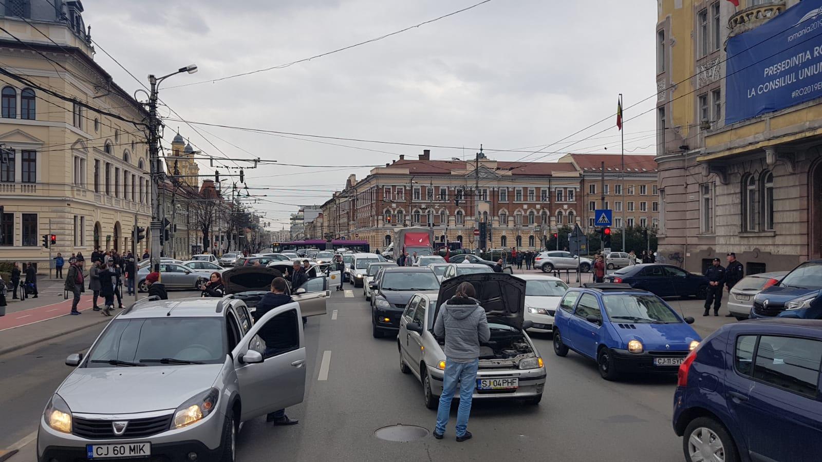 #sîeu. Clujul face pauză 15 minute. Traficul blocat