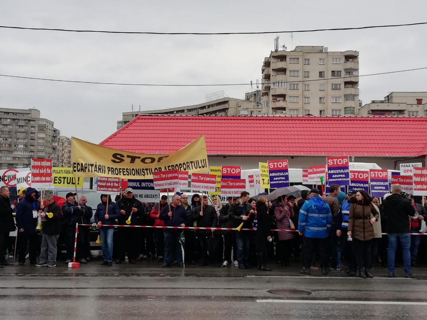 Circ la Consiliul Judeţean. Sindicaliştii de la aeroport, întâmpinaţi cu un banner gigant: 