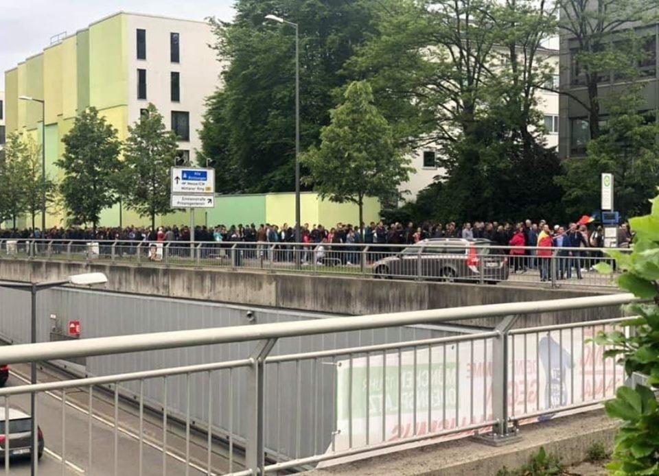 VOT DIASPORA. Cozi la secţiile de votare din străinătate