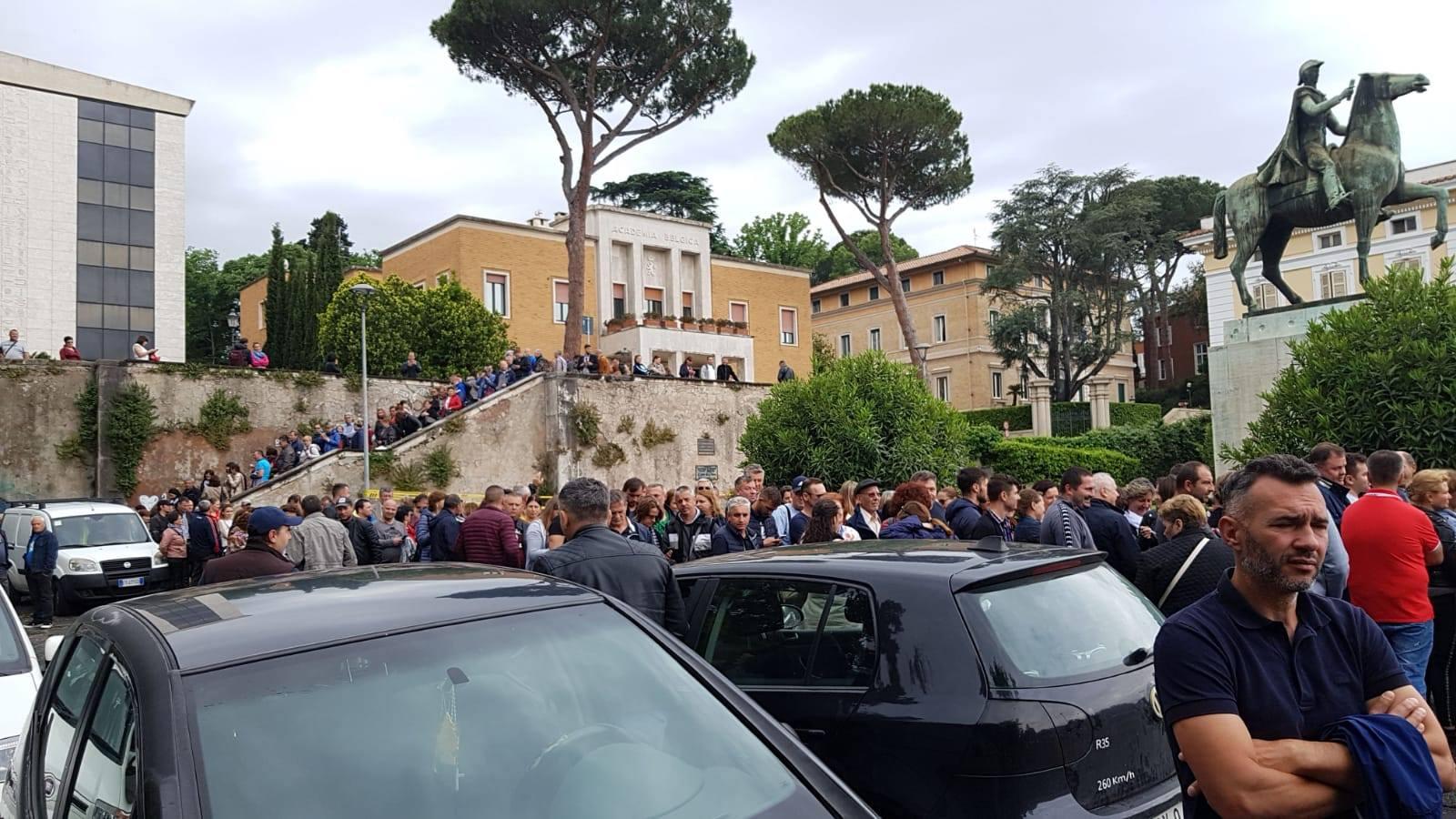 Mii de români din diaspora, la cozi. Rareș Bogdan:  "Multă bătaie de joc! Inadmisibil ce se întâmplă!"
