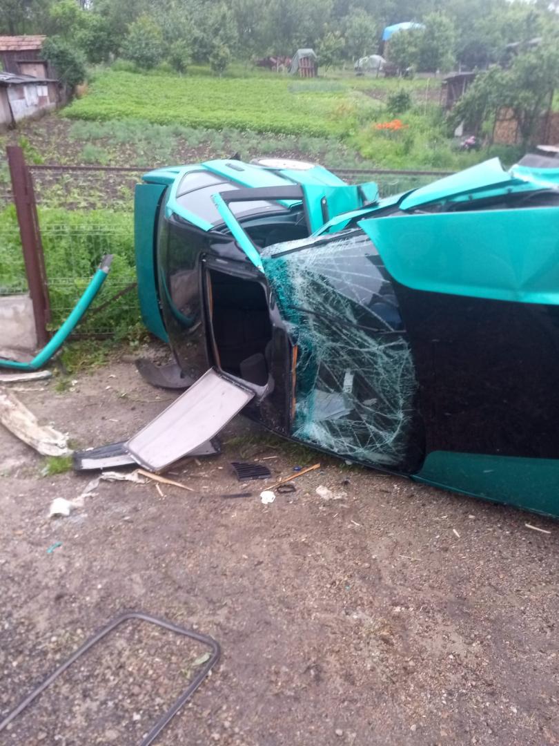 La un pas de tragedie în Cluj. A călcat pedala de accelerație și și-a făcut mașina zob