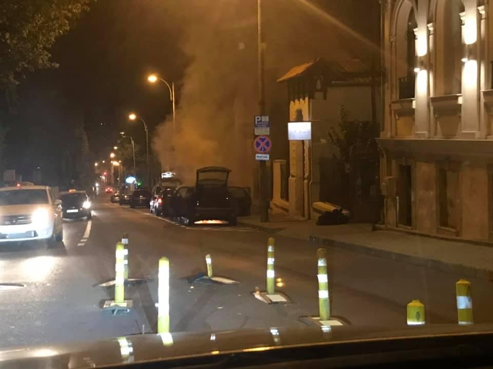 Maşină cuprinsă de flăcări în centrul Clujului. A ars ca o torță