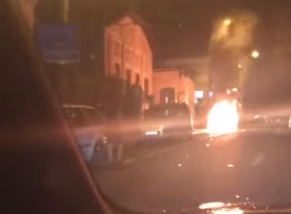 Maşină cuprinsă de flăcări în centrul Clujului. A ars ca o torță