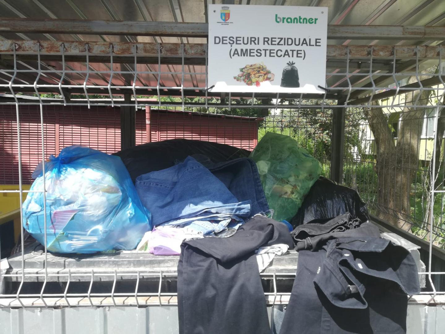 Clujul, luat pe nepregătite de colectarea selectivă obligatorie. Gunoiaele sunt aruncate la grămadă, iar clujenii - zăpăciţi de noile reguli