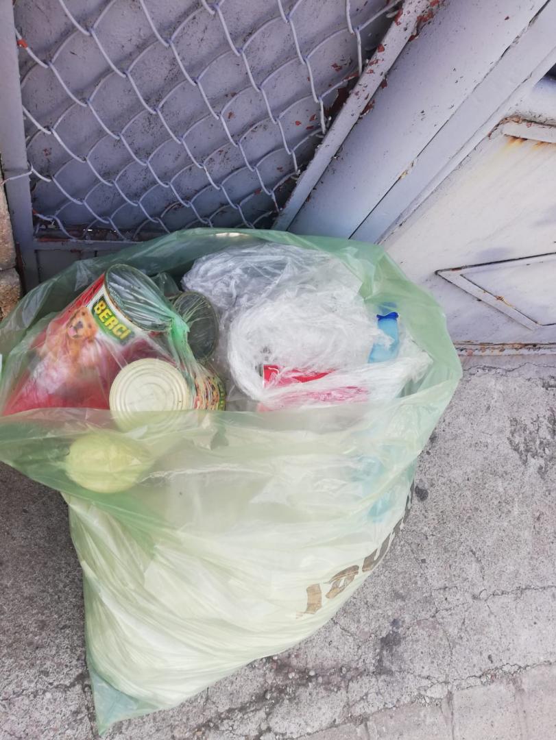 Clujul, luat pe nepregătite de colectarea selectivă obligatorie. Gunoiaele sunt aruncate la grămadă, iar clujenii - zăpăciţi de noile reguli